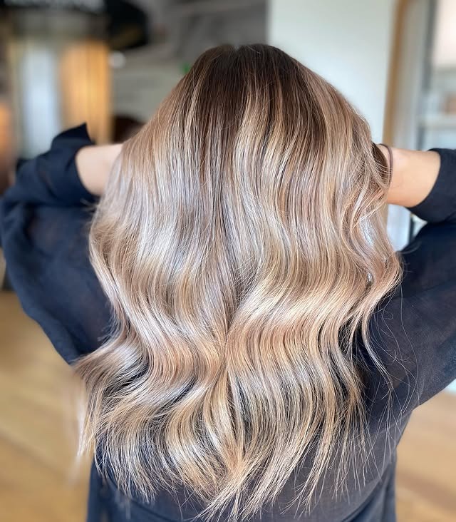 20. Champagne Blonde Root Melt Waves - Champagne Blonde Hair Color