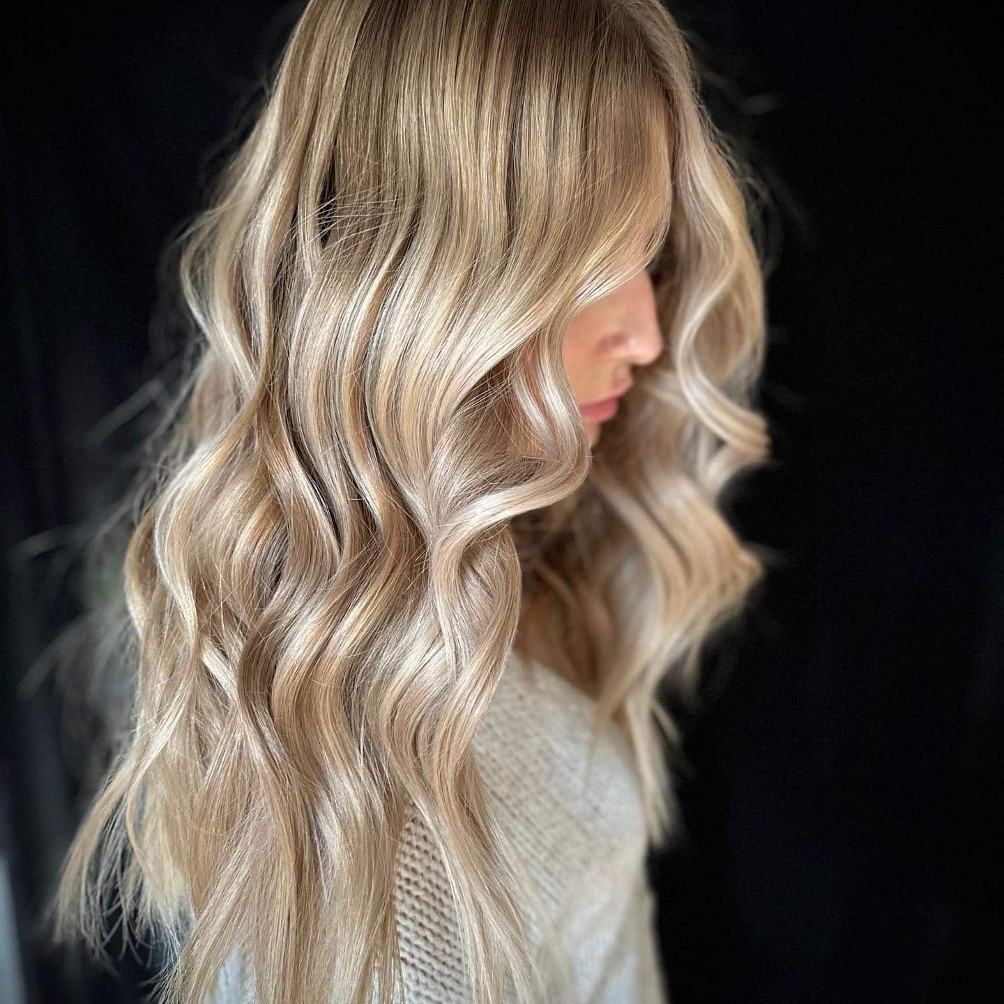 21. Champagne Blonde Balayage with Loose Waves - Champagne Blonde Hair Color