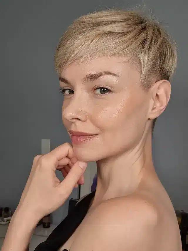 18. Beige Blonde Side-Swept Pixie Cut - Short Pixie Haircuts For Women