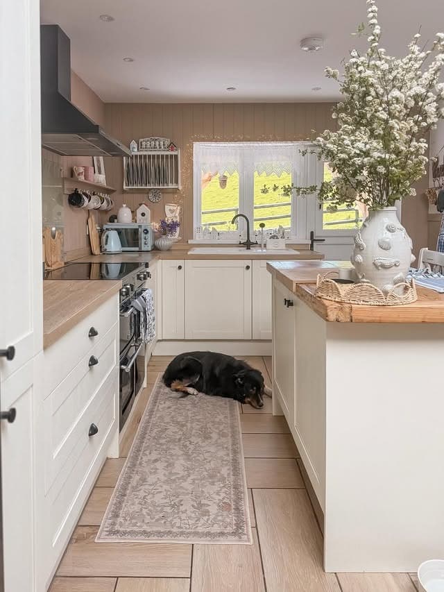 18. Cream and Beige Country Kitchen Idea - cozy kitchen ideas