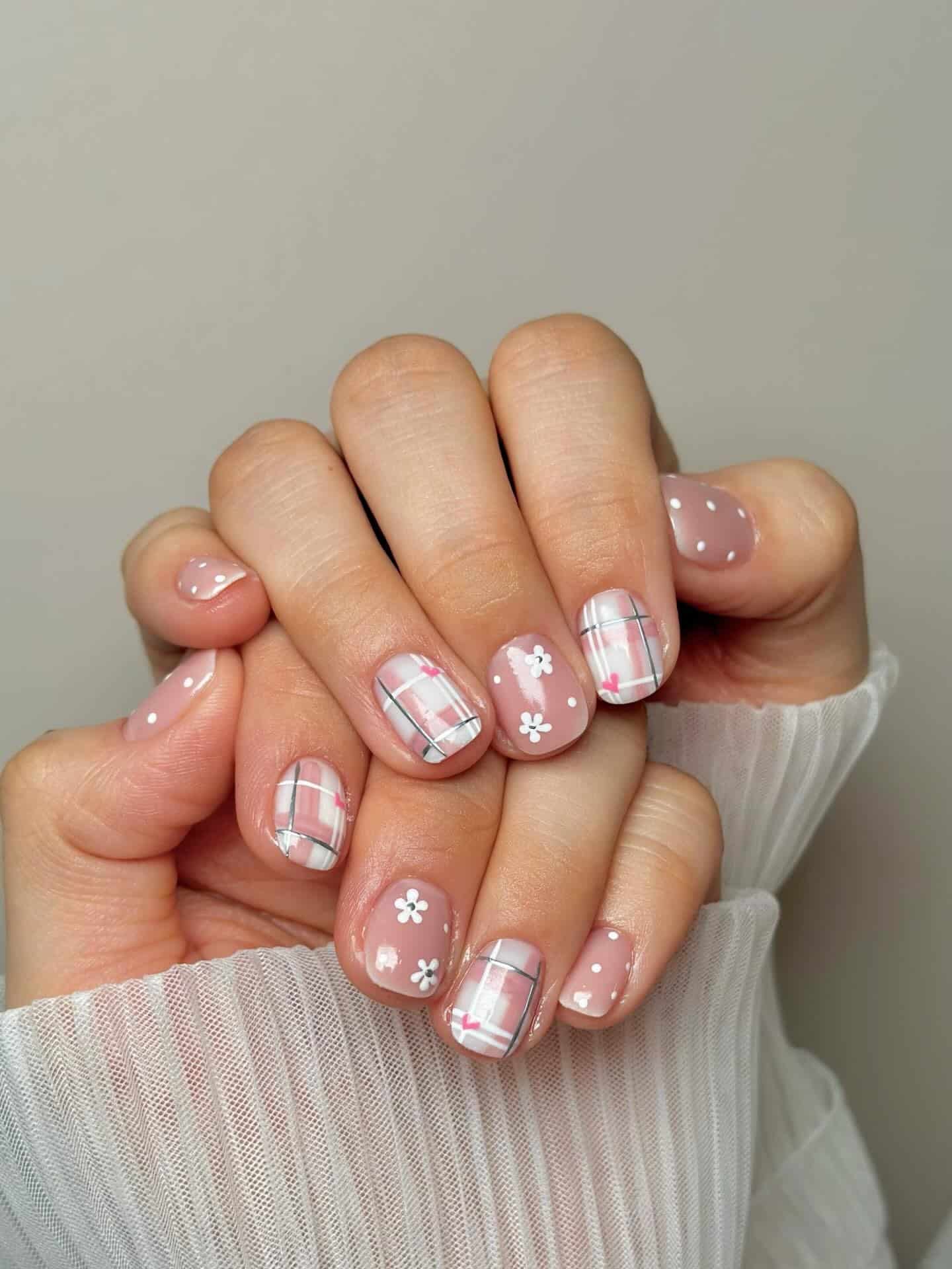 18. Soft Pink Plaid Floral Short Nails - pretty nail ideas