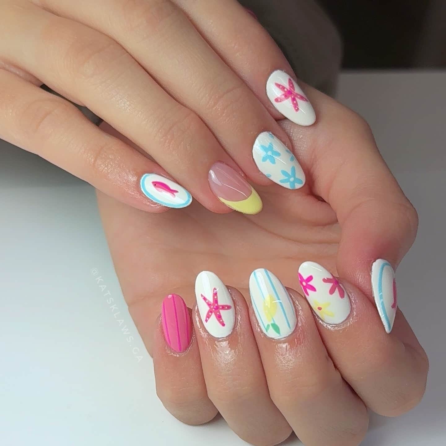 18. Retro Beach Floral Almond Nails - beach nail ideas