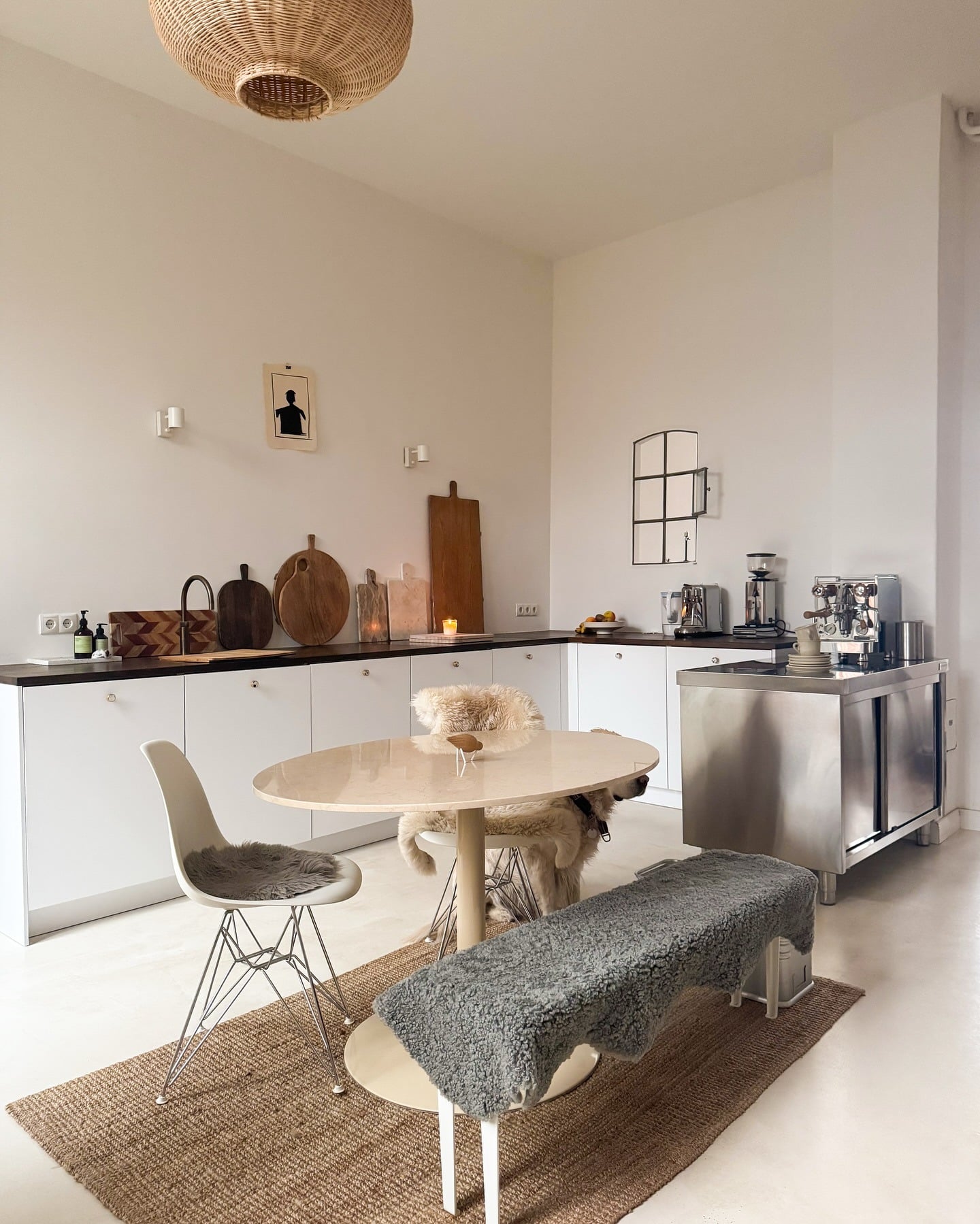 15. Contemporary White Kitchen with Cozy Natural Textures - simple kitchen ideas