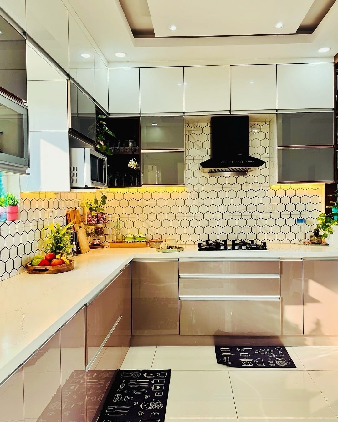 19. Gloss Beige and White Modern Kitchen Ideas - aesthetic kitchen ideas