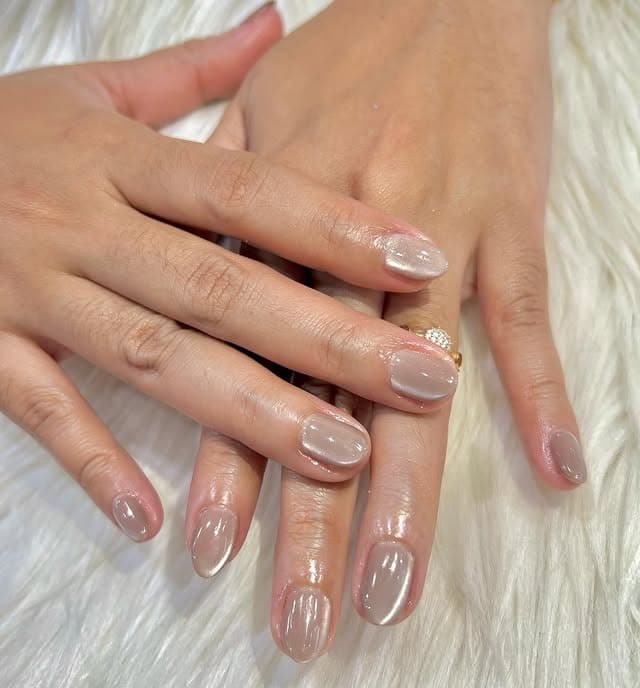 14. Pearl Beige Cat Eye Nails - cat eye nail ideas