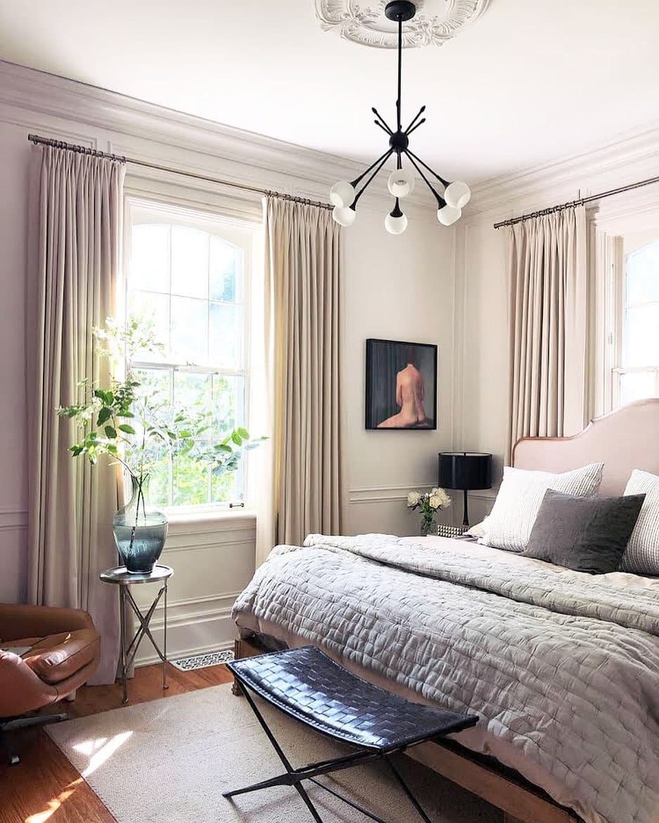 7. Classic Cream and Black Summer Bedroom Idea - summer bedroom ideas