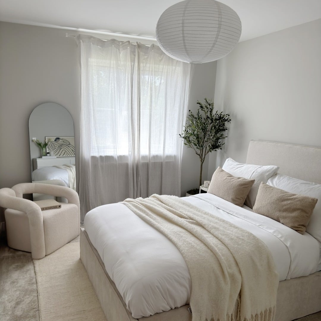 22. Soft Ivory and Beige Minimal Summer Bedroom Idea - summer bedroom ideas