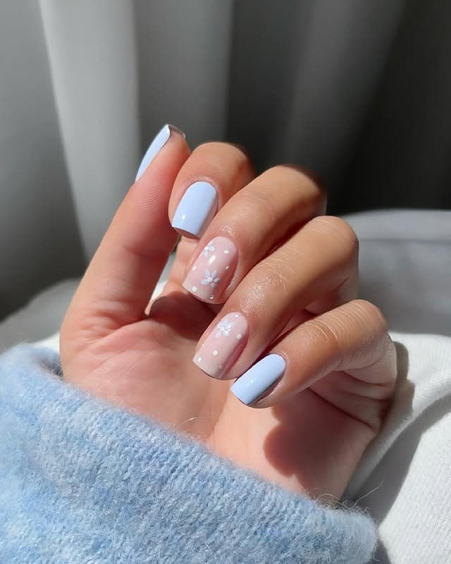 15. Baby Blue Daisy Short Square Nails - easy short nail ideas