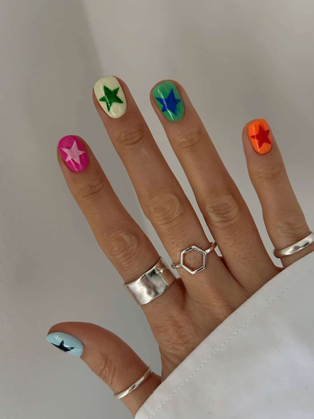 21. Bright Star Pop Art Short Nails - easy short nail ideas