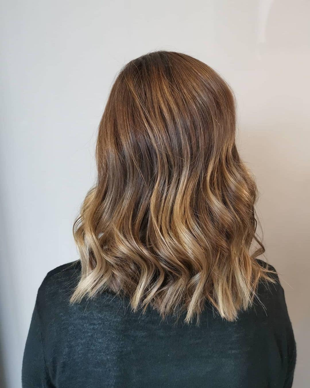 9. Caramel Balayage Wavy Bob - Short Wavy Hairstyles