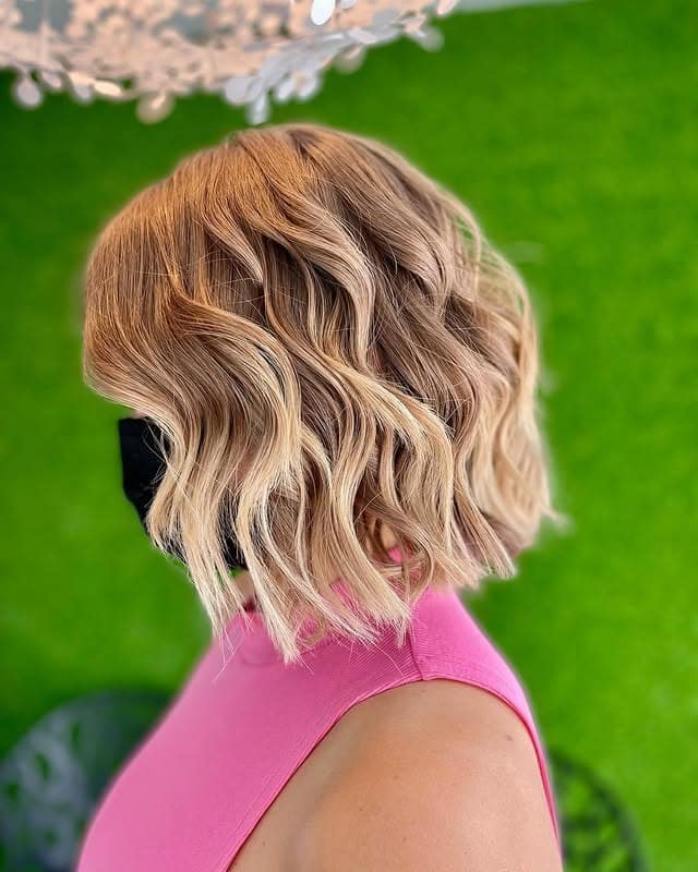 19. Beige Blonde Beach Wave Bob - Short Wavy Hairstyles