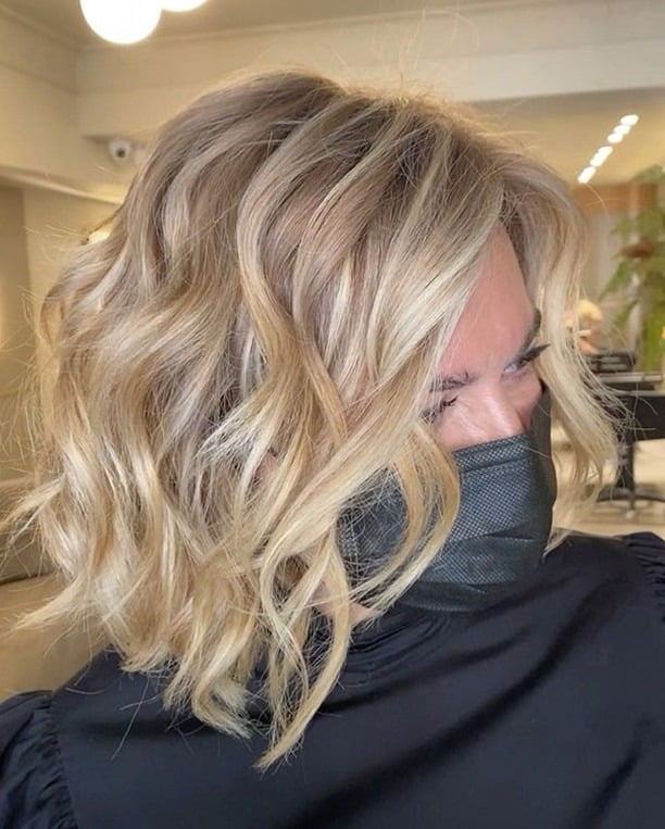 20. Vanilla Blonde Layered Wavy Lob - Short Wavy Hairstyles