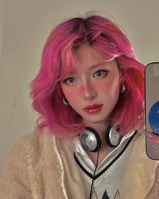 16. Bubblegum Pink Layered Bob - 80S Hairstyles