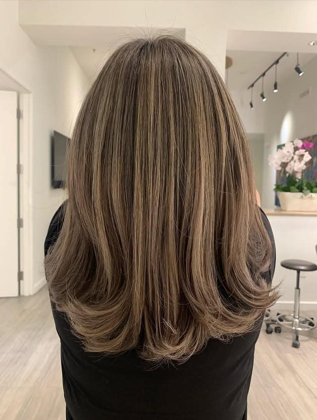 9. Smooth U-Cut with Beige Milk Tea Highlights - Milk Tea Hair Color