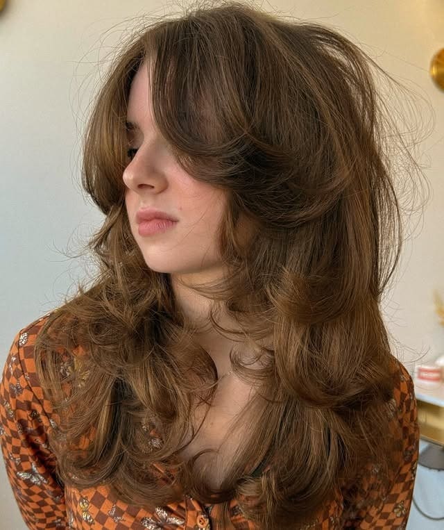 20. Chestnut Brown 70s Feathered Layers with Curtain Bangs - 70S Hairstyles