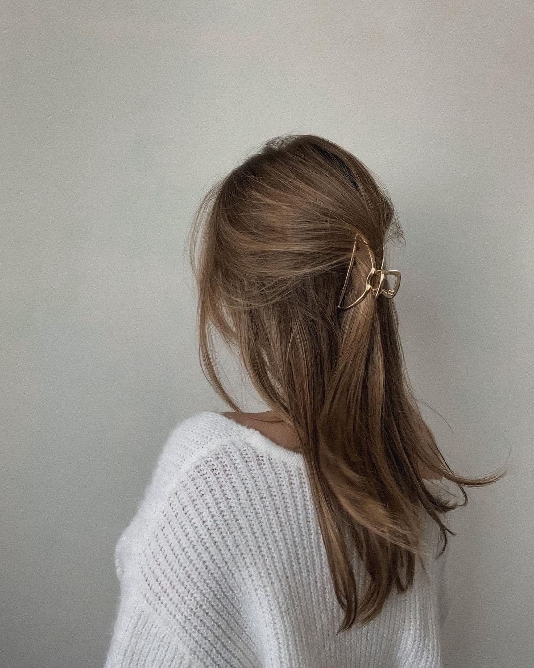 8. Soft Beige Blonde Half-Up Claw Clip Hairstyle - Claw Clip Hairstyles