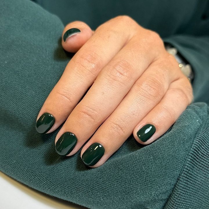 21. Glossy Dark Green Short Oval Nails - dark green nail ideas