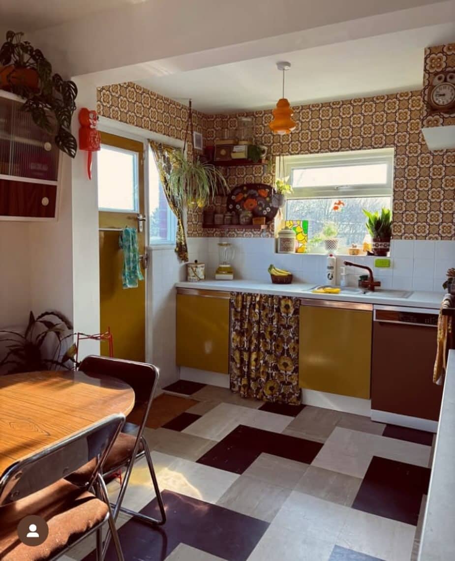 10. Mustard Yellow and Brown Vintage Kitchen Idea - retro kitchen ideas