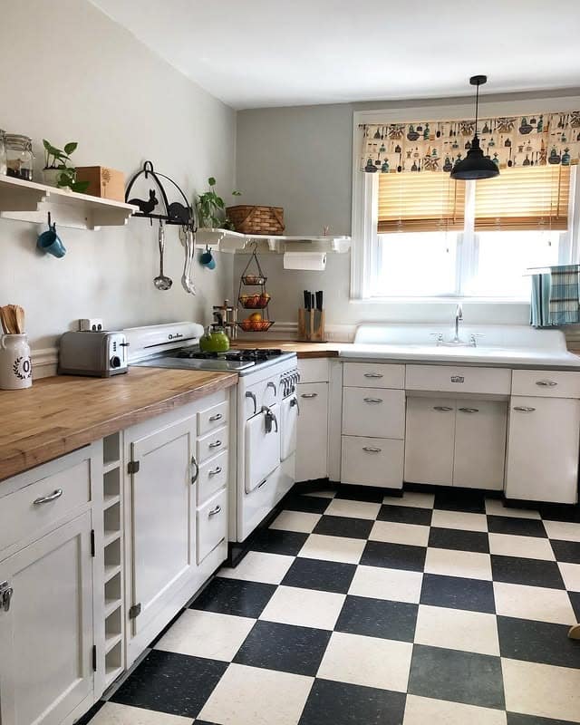 12. White and Black Checkerboard Retro Kitchen Idea - retro kitchen ideas