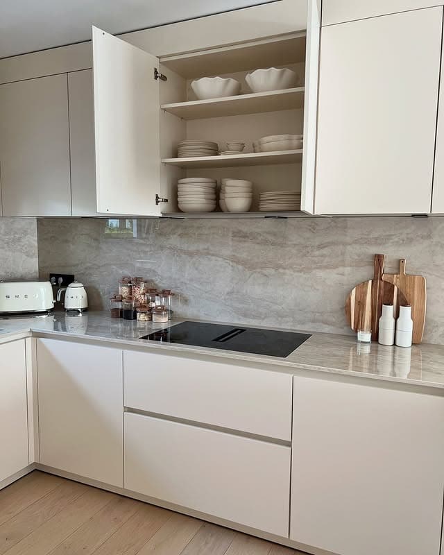 19. Minimalist Kitchen Ideas with White Cabinets and Marble Backsplash - minimalist kitchen ideas
