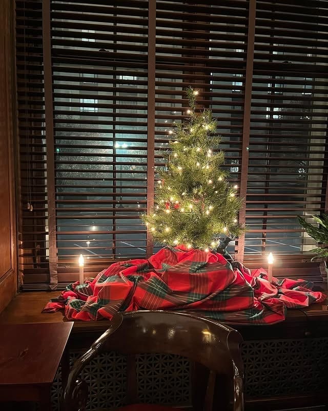 10. Dark Brown, Red and Evergreen Christmas Office Idea - christmas office decorating ideas
