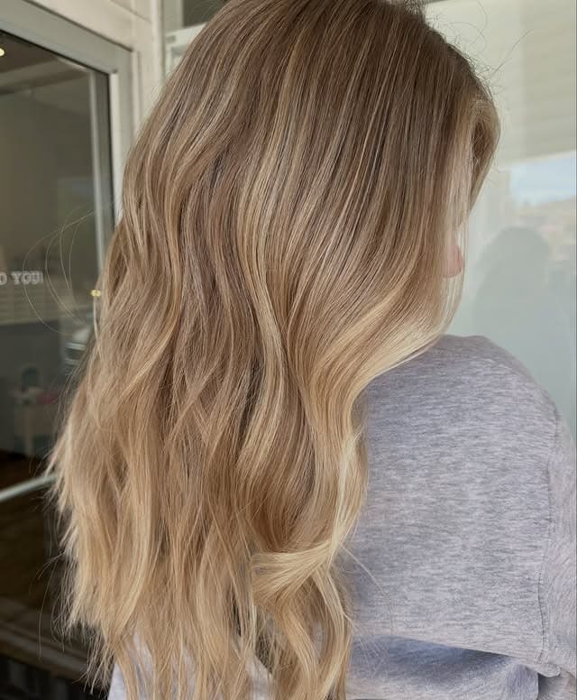 13. Beige Honey Blonde Waves with Creamy Highlights - Honey Blonde Hair with Highlights