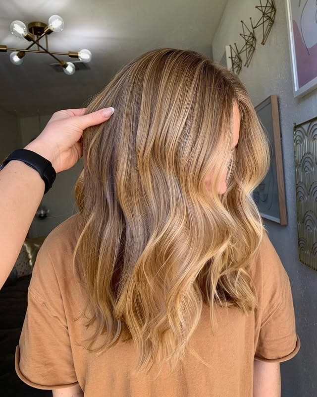 15. Rooted Honey Blonde Waves with Face-Framing Highlights - Honey Blonde Hair with Highlights