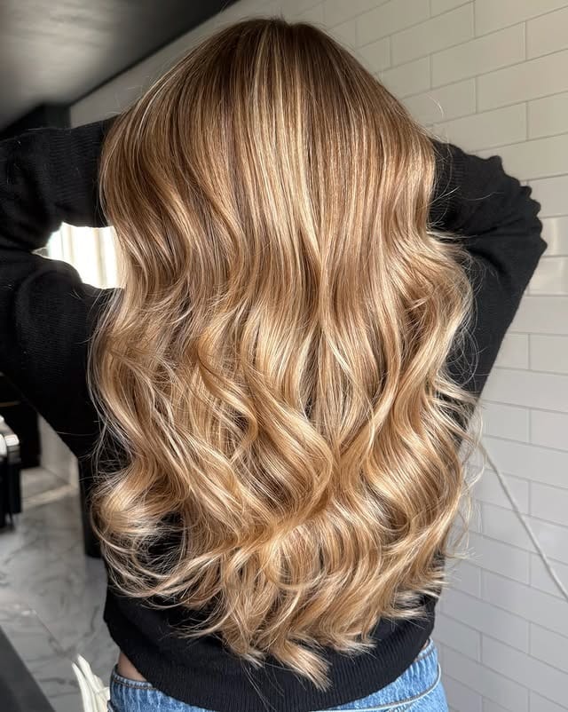18. Golden Honey Blonde Waves with Ribbon Highlights - Honey Blonde Hair with Highlights