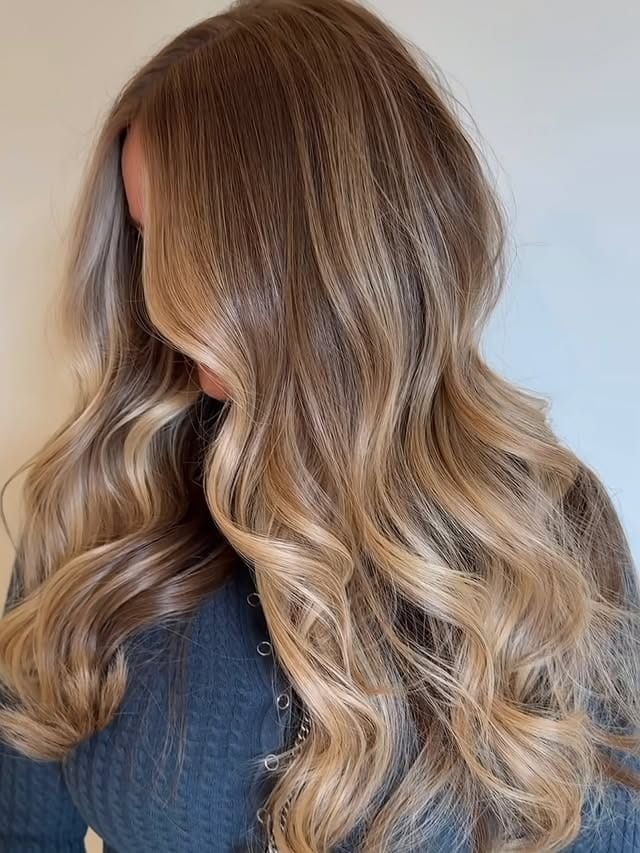 19. Rooted Honey Blonde Curls with Beige Highlights - Honey Blonde Hair with Highlights