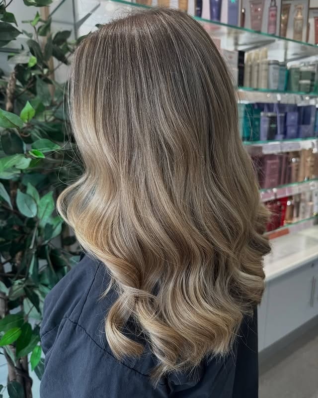 19. Mushroom Bronde Hollywood Waves - Old Money Hair