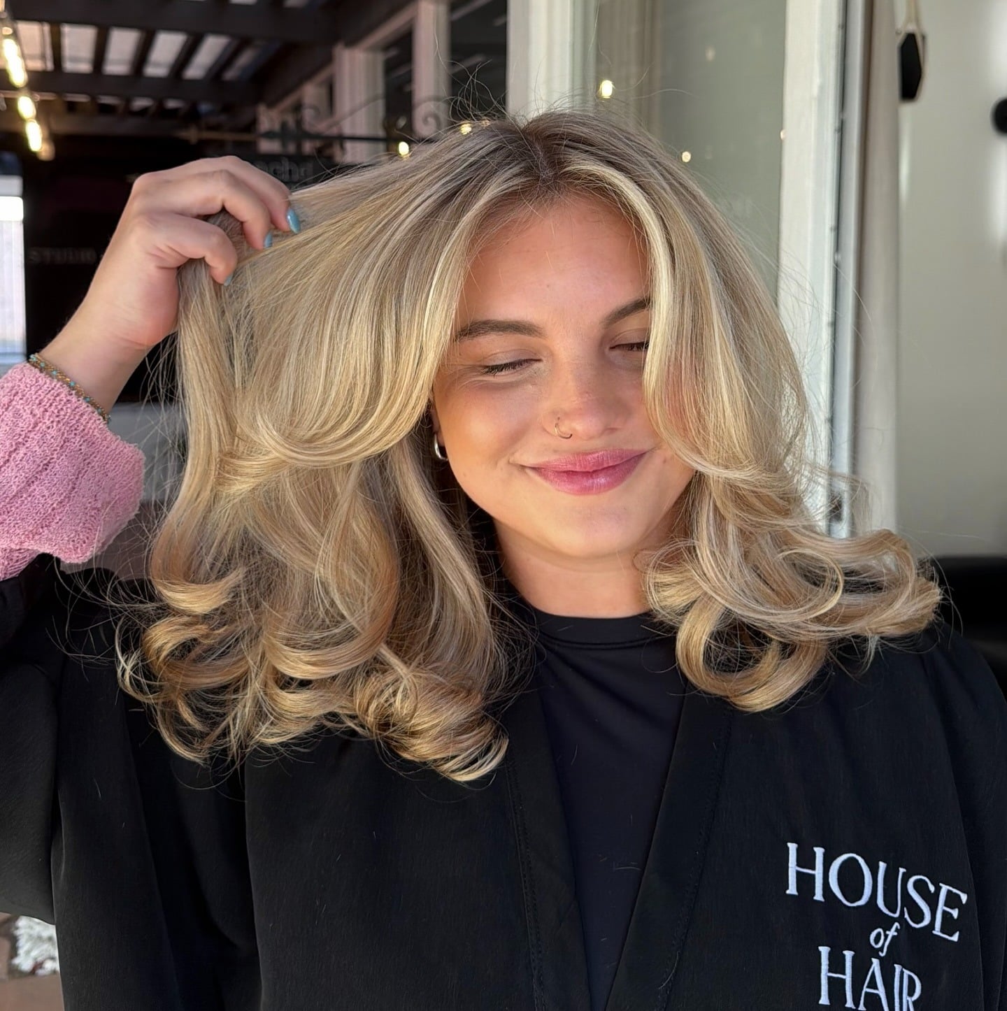 8. Champagne Blonde Butterfly Lob with Curtain Bangs - Lob Hairstyles