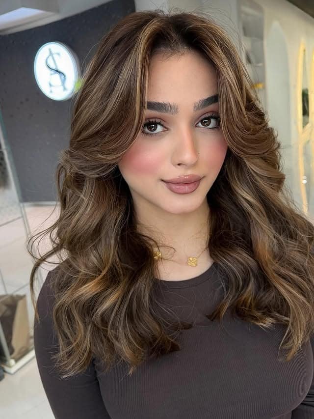 12. Caramel Highlights on a Voluminous Butterfly Haircut - Hair Color with Highlights