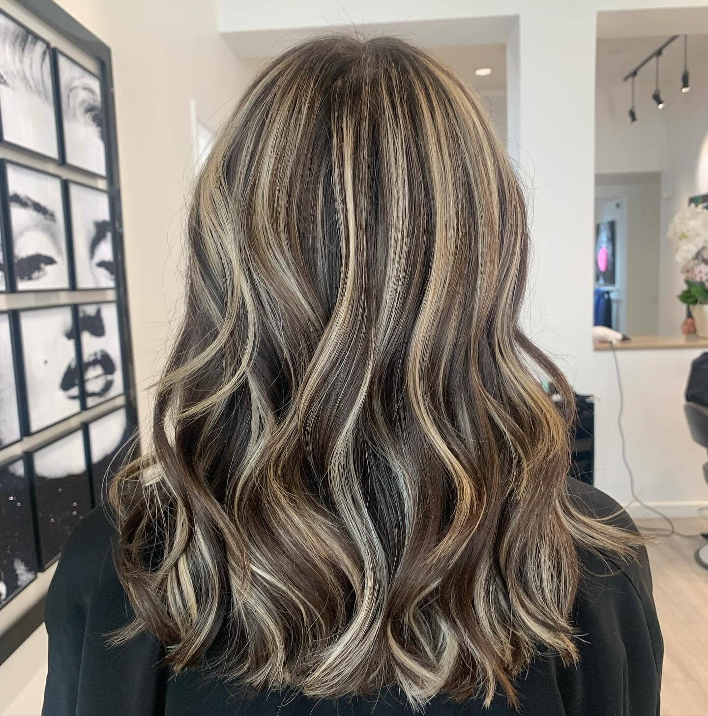 15. Chunky Beige Blonde Highlights on Medium-Length Waves - Hair Color with Highlights