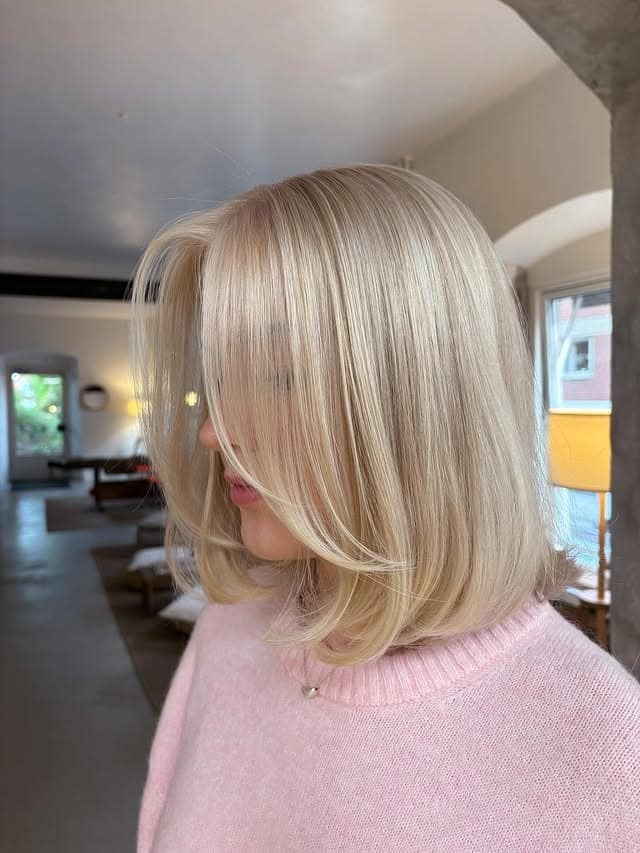 1. Creamy Platinum Blonde Layered Bob with Side-Swept Bangs - Short Blonde Hairstyles