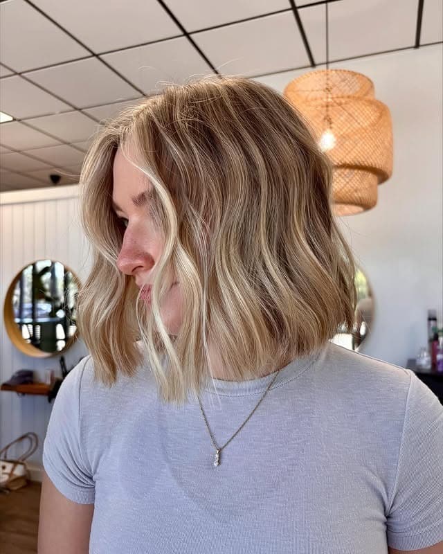10. Honey Beige Blonde Wavy Bob with Bright Face-Framing Highlights - Short Blonde Hairstyles