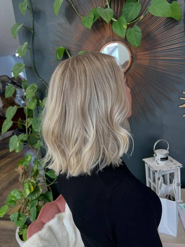 19. Silver Champagne Blonde Wavy Bob with Textured Ends - Short Blonde Hairstyles